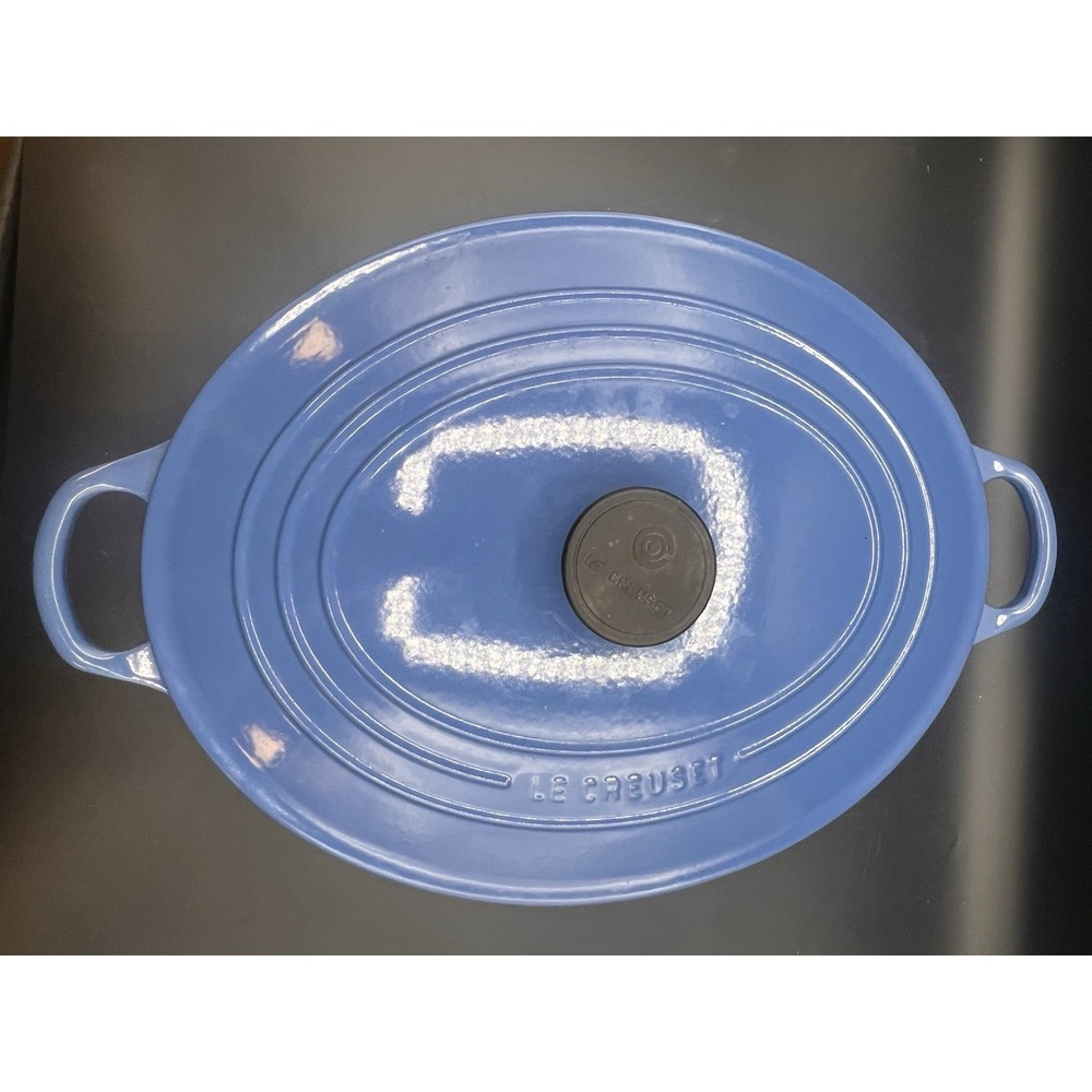 Le Creuset cast iron oval cobalt blue dutch oven #33 8 quart with lid - Picture 9 of 9